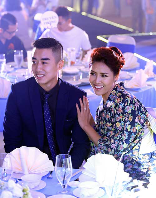 Nguyễn Thị Loan gần như không rời người bạn trai tin đồn nửa bước trong suốt thời gian sự kiện diễn ra