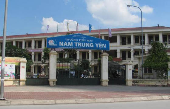 Học sinh lớp 2 bị xe chở cô hiệu trưởng đâm gãy chân, cả trường phủ nhận