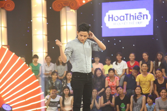 Trước khi thi, Trường Giang yêu cầu thí sinh hát một bài. Không ngần ngại, “hot boy trà sữa” hát ca khúc hit Giả Vờ Yêu của Ngô Kiến Huy. Trường Giang hài hước nhận định thí sinh hát hay hơn Ngô Kiến Huy khiến “chàng Bắp” muốn…cạn lời.