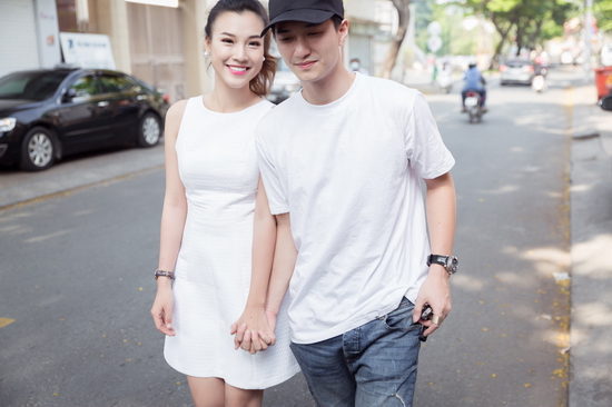 Đồng hành cùng Hoàng Oanh trong sự kiện là bạn trai của cô - Huỳnh Anh. Cả hai cùng diện trang phụ đơn giản tông trắng, lãng mạn nắm tay nhau đến địa điểm tổ chức.