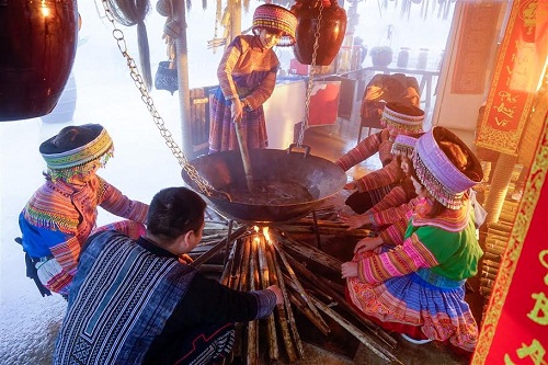 Những ai đã từng lang thang dịp Tết ở Sa Pa hẳn sẽ đồng ý với tôi rằng, Tết của người dân tộc vô cùng độc đáo. Thế nên, rất nhiều người giờ cứ đến Tết là xách ba lô lên, đi tìm cho mình một chốn lạ, một cảm giác khác, và chốn kéo họ đi nhiều nhất vẫn là Tây Bắc, là Sa Pa và những miền núi cao mây phủ.