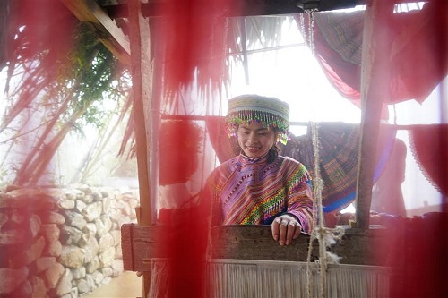 Vậy là họ kéo nhau vào một gian hàng lưu niệm, mua tặng nhau chiếc khăn ấm, rẽ quán ven đường húp bát thắng cố nóng hôi hổi, nhìn nhau tình tứ. Sẽ có những mối tình bắt đầu từ nơi chợ phiên ấy, sẽ có những kỷ niệm bắt rễ từ góc nhà nhỏ, nơi người con gái ấy đang dệt một mùa xuân. Fansipan với tôi chưa khi nào tình đến thế.