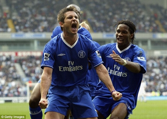 Lampard ăn mừng bàn thắng vào lưới Bolton, giúp Chelsea vô địch Premier League
