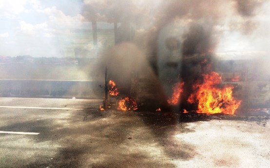 Xe khách bốc cháy dữ dội trên cao tốc Trung Lương
