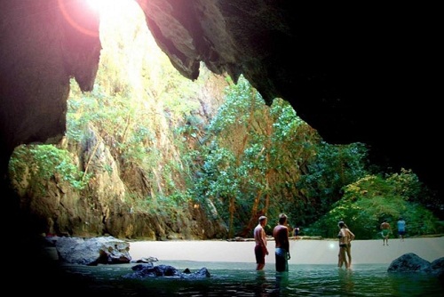 Được biết, mỗi tour khám phá hang Sơn Đoòng kéo dài 5 ngày, 4 đêm có giá 3000 USD, mỗi chuyến chỉ có tối đa 10 khách được tham gia. Tour khám phá Sơn Đoòng cũng chỉ được khai thác từ tháng 2 đến tháng 8 hàng năm. Đây là một trong những chuyến phiêu lưu khám phá được đánh giá là kỳ thú bậc nhất trên thế giới.