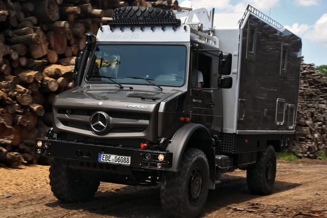 Về cơ bản, Unimog là một mẫu xe tải được phát triển từ thời Thế chiến thứ II và sau đó được dân sự hoá để có thể bán rộng rãi tới tay nhiều người tiêu dùng.