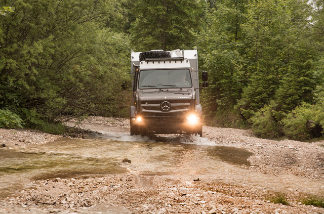 Tuy nhiên, sau khi qua tay hãng độ Bimobil, chiếc Unimog đã được biến hình thành một chiếc xe gia đình với một thùng sau được làm nhôm giúp tạo ra một không gian nội thất tiện nghi cho những chuyến đi.