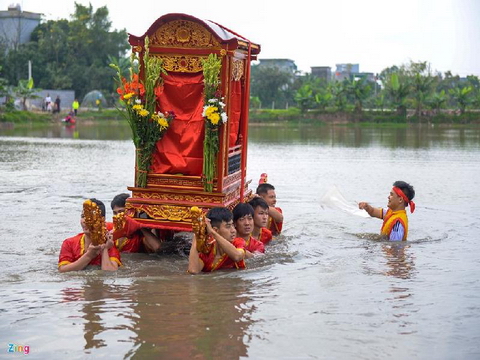 Thái Bình:Thanh niên rước kiệu, lội ao lạnh suốt 5 giờ đồng hồ