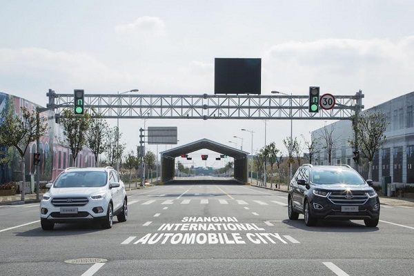 Ford thử nghiệm công nghệ giúp phương tiện di chuyển giữa phố đông