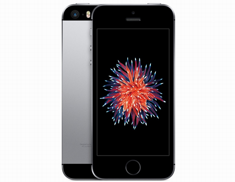 iPhone SE 16GB (8,99 triệu đồng). iPhone SE 16GB vẫn giữ nguyên thiết kế trên người tiền nhiệm iPhone 5S và không có nhiều sự thay đổi. Khi đặt 2 thiết bị cạnh nhau thì bạn sẽ không thể nào phân biệt được đâu là iPhone 5S và đâu là iPhone SE. Tuy là phiên bản với màn hình bé nhưng không vì thế mà iPhone SE bị cắt giảm đi cấu hình so với thế hệ iPhone 6s hay 6s Plus. Máy vẫn được trang bị bộ vi xử lý Apple A9 + M9 motion processor với 2 nhân tốc độ 1.8 GHz, đồ họa PowerVR GT7600 mới nhất và mạnh mẽ nhất đến từ Apple.