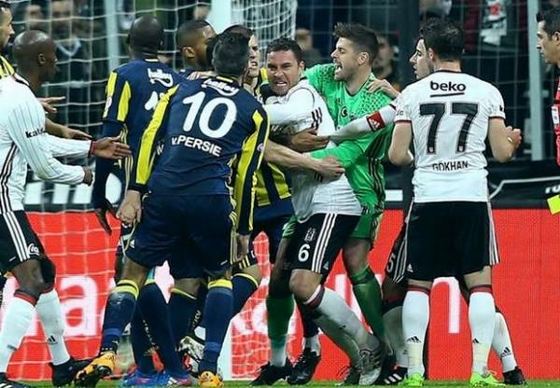 Ăn vạ thô thiển, Van Persie bị ngôi sao nhạc pop nguyền rủa