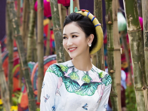 Á hậu Hà Thu mặc áo dài truyền thống đi xin chữ đầu năm