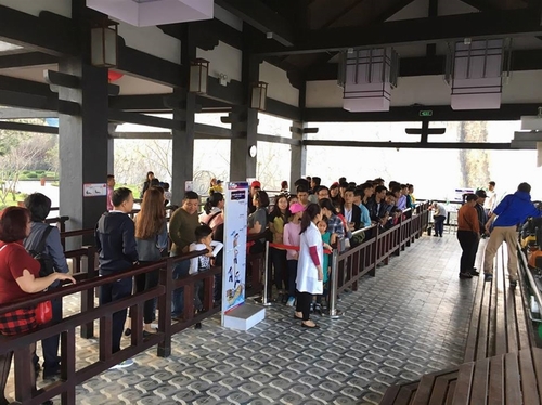 Mới đưa vào phục vụ du khách từ giữa tháng 6/2016, Sun World Ha Long Park đầu xuân này được đông đảo giới trẻ “rỉ tai” nhau như một điểm du xuân, vui chơi giải trí cực chất. Suốt từ ngày mùng 1 Tết cho đến nay, không ngày nào nơi đây vãn khách.