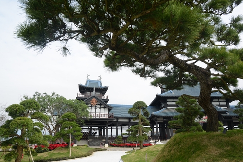 Cáp treo đưa du khách đến với đỉnh Ba Đèo, nơi toạ lạc của Zen Garden, một Vườn Nhật truyền thống xanh mướt mát với hàng trăm tán cây hắc tùng quý hiếm được Tập đoàn Sun Group dày công tìm kiếm trên khắp nước Nhật đem về.