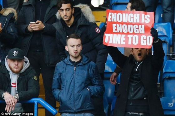 CĐV công khai đòi ông Wenger ra đi