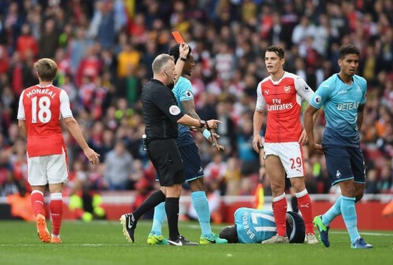 Xhaka chưa thể khiến người hâm mộ yên tâm với lối chơi của mình