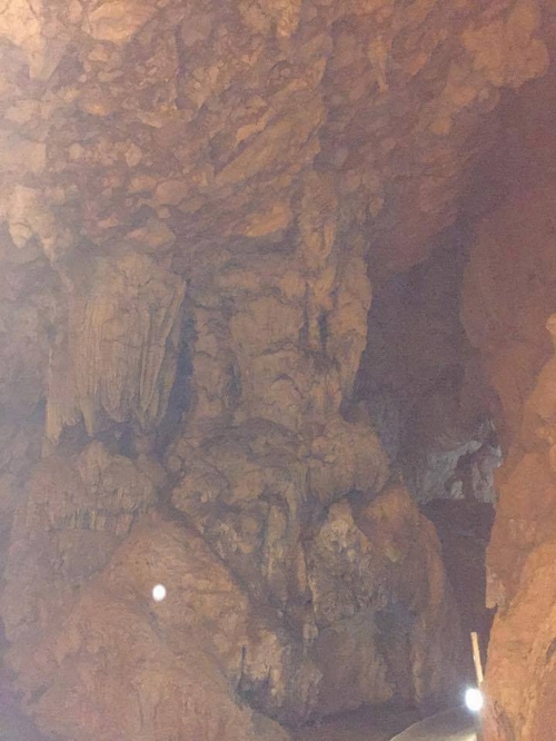 động Ngườm Ngao là hang động đá vôi được hình thành khoảng 300 triệu năm cách ngày nay…. Theo thời gian dưới những tác động của thiên nhiên thì ngày nay Cao Bằng có thêm 1 điểm thăm quan du lịch hấp dẫn với những nhũ đá trong động Ngườm Ngao có màu khác hẳn với những động khác bởi có lượng canxi bị pha nhiều tạp chất.