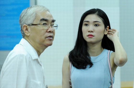 Cô theo bố lên khu VIP khán đài sân Thống Nhất chứng kiến trận đấu.