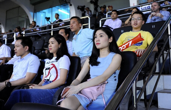 Theo dõi thầy trò HLV Hữu Thắng thi đấu, Lâm Ngân thể hiện sự thân thiện khi nở nụ cười khi có ống kính hướng về phía mình.