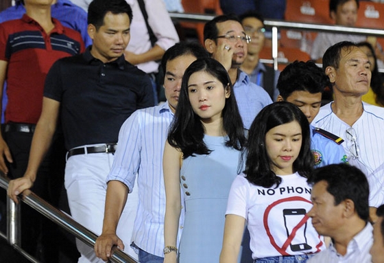  Lâm Ngân và chị Bích Phương thỉnh thoảng xuất hiện trong các sự kiện cùng bố. Ba năm trước, hai người cũng có mặt trong ngày ông Dũng trúng cử chức Chủ tịch VFF.