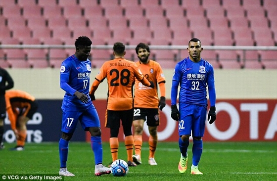 Tevez ra mắt tệ hại trong màu áo đội bóng Trung Quốc!