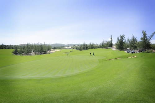  Được thiết kế bởi Schmidt-Curley – Sân Golf Mountain ấn tượng bởi sự khác biệt sâu sắc lồng vào địa hình tự nhiên và hòa hợp với quang cảnh thiên nhiên xung quanh.