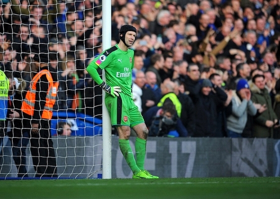 Cech thẫn thờ sau khi 