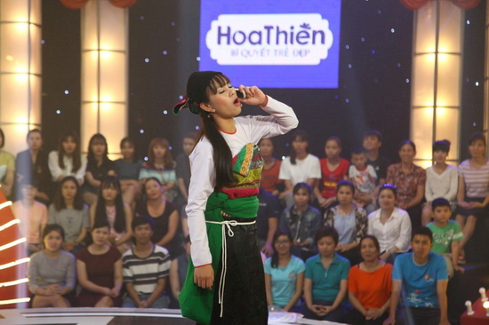Ở vòng thi đầu tiên của vòng Gala, cô tiếp tục diễn tình huống đó. Cô nàng gọi điện thoại cho bạn và nói rằng đã tìm thấy được cha đứa bé chính là anh quay phim. Không những vậy, cô còn còn xúi bạn của mình đến đây để tìm cha cho con. Cô nàng tiết lộ ở đây có 6 anh quay phim nhưng chỉ có 5 anh chuẩn men còn anh quay phim cận mặt Trấn Thành bị “bê đê” khiến hai danh hài bật cười. 