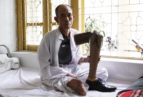 Hình phạt nào cho 2 cha con hành hung thương binh?