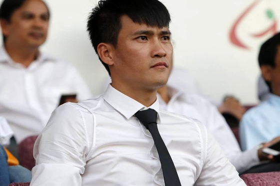 Đội nhà gặp khó, Công Vinh lảng tránh báo chí!