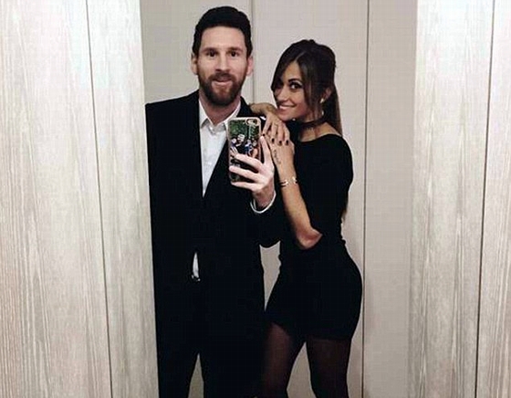 Messi lịch lãm như tài tử điện ảnh bên vợ xinh bốc lửa