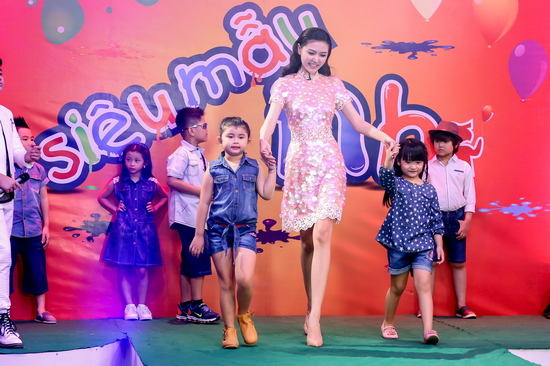 Cô còn tích cực hướng dẫn các bé cách tạo dáng sao cho thật đáng yêu và phù hợp với trang phục mà mình đang diện. Cô cho biết: 