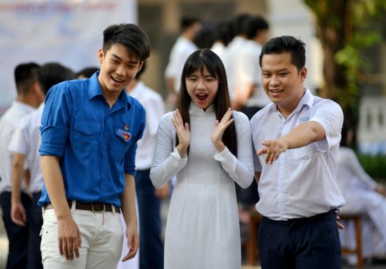 Bắt buộc nữ sinh mặc áo dài tới trường