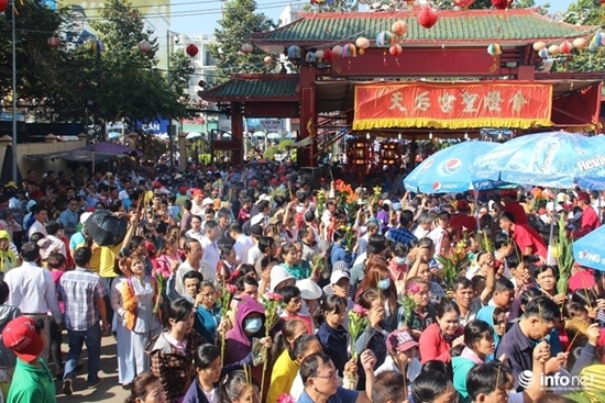Bình Dương: &quot;Biển người&quot; đội nắng, đi chùa cầu an