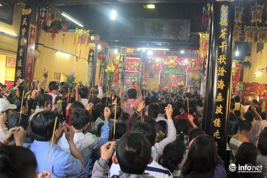 Bên trong chánh điện thờ chúa Bà đông nghẹt người vái lạy, thắp hương cầu an