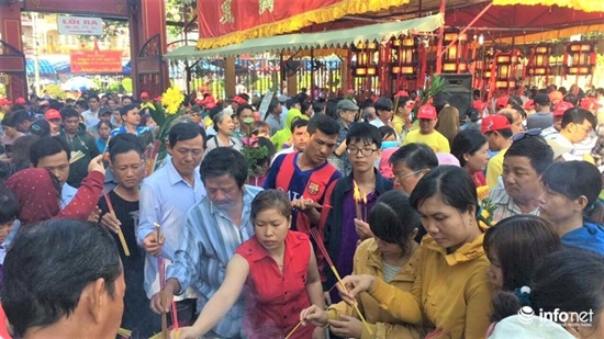 Cảnh đốt nhang bên ngoài khuôn viên chùa