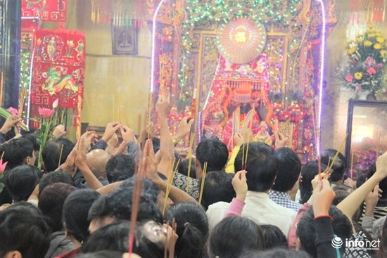 Biển người cầu an
