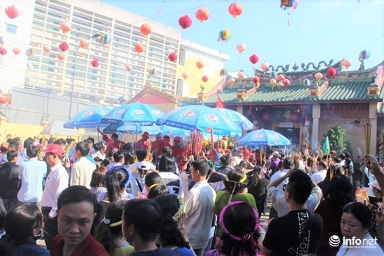 Biển người cầu an trong nắng nóng