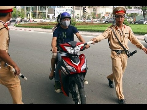 Đi vào đường cong, không bật đèn xi nhan có vi phạm giao thông?