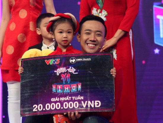 MC nhí 4 tuổi khiến Trấn Thành cũng phải ngả mũ bái phục
