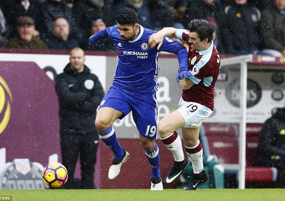 Burnley xuất sắc buộc Chelsea phải chia điểm!