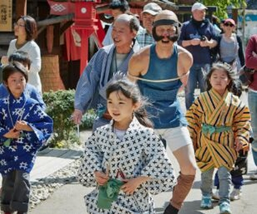 Tham gia bắt tội phạm như trong không gian xưa.