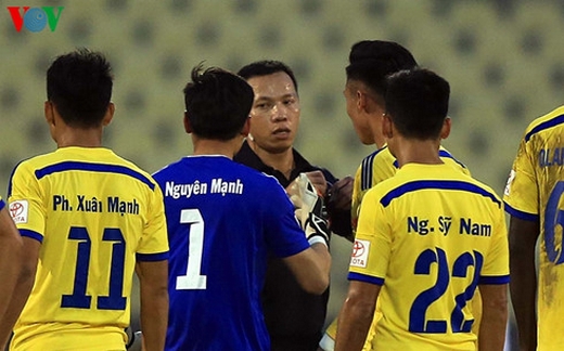 Treo còi trọng tài gây ra vụ lộn xộn tại vòng 6 V-League