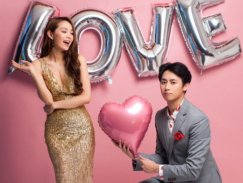 Rocker Nguyễn quỳ gối 'tỏ tình' với Minh Hằng dịp Valentine