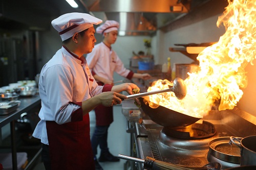 Với đội ngũ đầu bếp chuyên nghiệp, dày dặn kinh nghiệm, trang trí món ăn đẹp mắt, đội ngũ nhân viên phục vụ tận tình, năng động, Indo Express mang đến một không gian ẩm thực đậm chất Indonesia ngay giữa lòng Đà Nẵng.