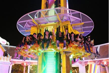 Nằm trong quần thể công viên văn hóa, giải trí Asia Park với hệ thống trò chơi mạo hiểm ngoài trời hiện đại nhất thế giới cùng khu vui chơi trong nhà hấp dẫn, nhà hàng Indo Express tặng thêm cho du khách đến vui chơi công viên những giá trị thặng dư. Công viên nghìn tỷ hàng đầu Việt Nam cũng đang dần khẳng định mình không chỉ là nơi vui chơi giải trí mà còn là một địa điểm ẩm thực không thể bỏ qua.