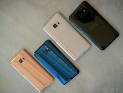 HTC U Ultra (18,49 triệu đồng) HTC U Ultra gồm 3 phiên bản màu xanh sapphire, trắng tuyết, đen bóng. HTC U Ultra lấy cảm hứng thiết kế từ bề mặt chất lỏng và ánh sáng với những đường cong tinh xảo. Cấu trúc đối xứng cùng quy trình thiết kế mới giúp màu sắc hòa quyện với kính theo nhiều lớp để phản xạ ánh sáng và thể hiện chiều sâu tinh tế. Bên cạnh màn hình chính độ phân giải 2K với kích thước 5,7 inch, máy có thêm màn hình phụ rộng 2 inch phía trên để hiển thị thông báo, phím tắt truy cập nhanh ứng dụng. U Ultra trang bị chip Snapdragon 821 của Qualcomm, RAM 4GB và có tùy chọn bộ nhớ trong lên tới 128GB.