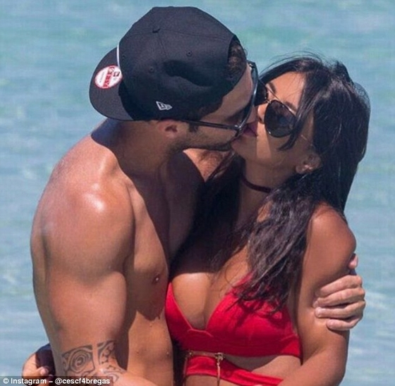Fabregas đăng ảnh tình tứ với bạn gái Daniella Semaan