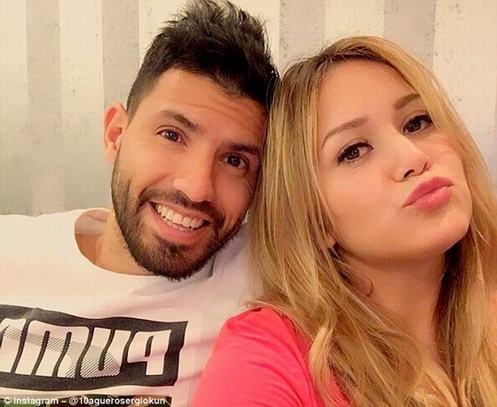 Aguero tươi cười hạnh phúc bên vợ 