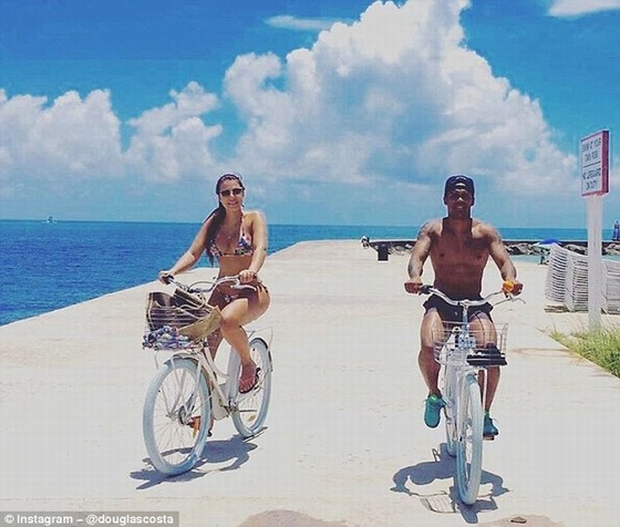 Douglas Costa lại vui vẻ rong chơi xe đạp với một nửa của mình